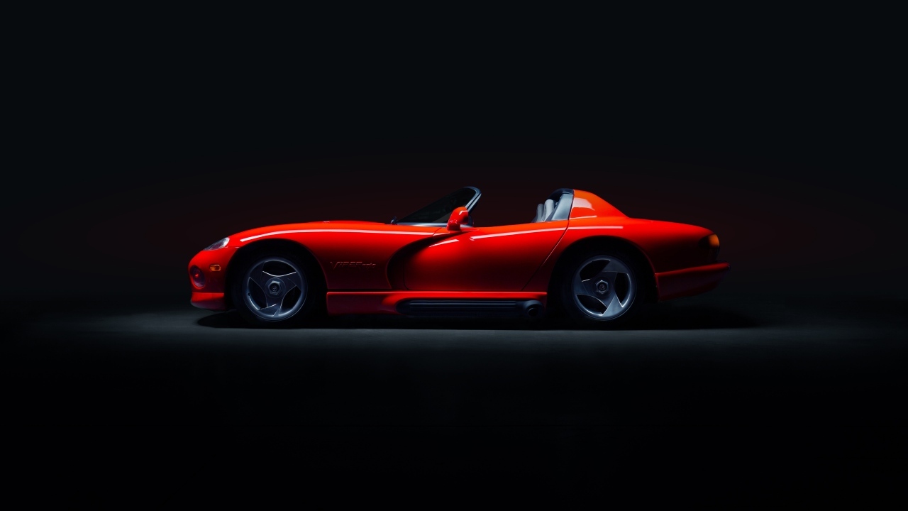 Красный Dodge Viper RT10 на черном фоне