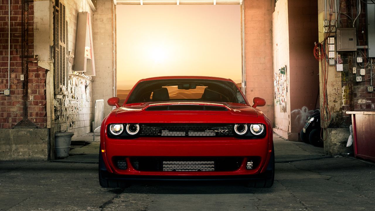 Красный автомобиль Dodge Challenger SRT Demon в гараже