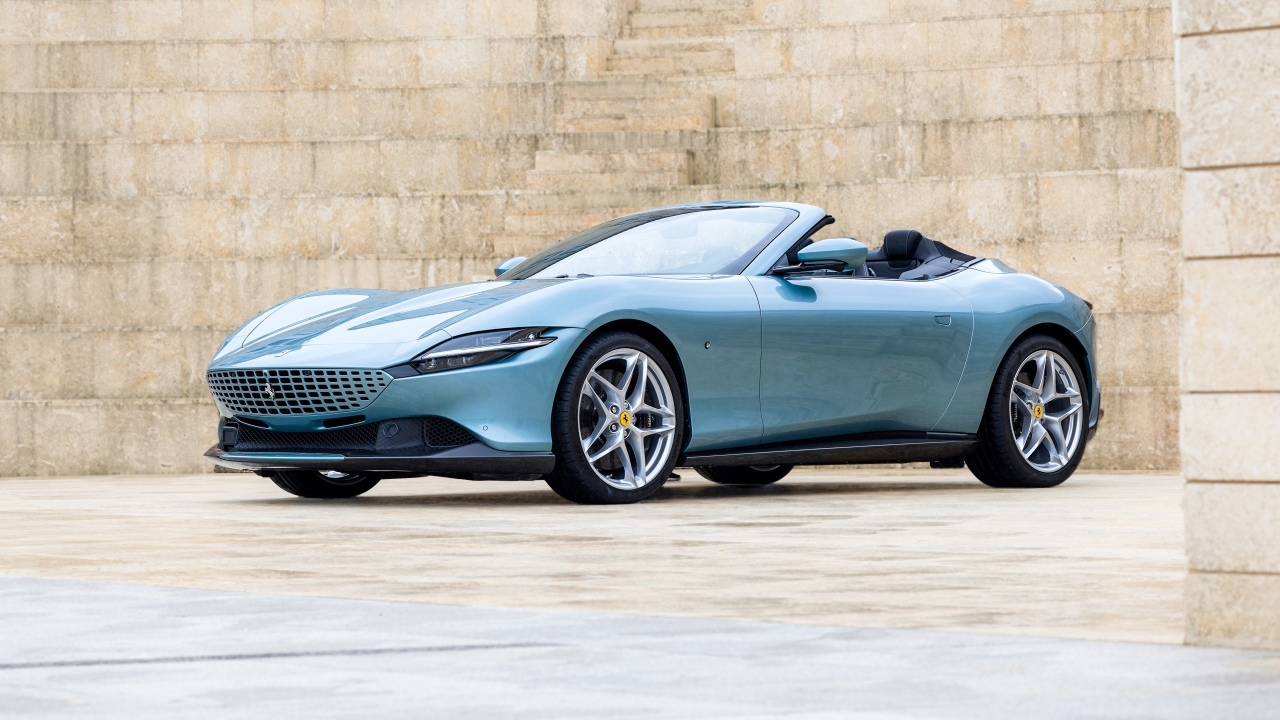 Кабриолет Ferrari Roma Spider 2023 года