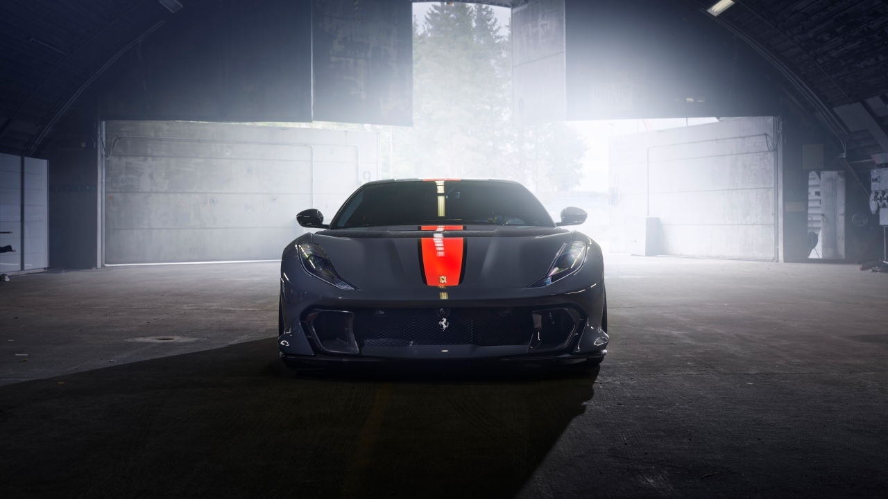 Красивый автомобиль Ferrari 812 вид спереди