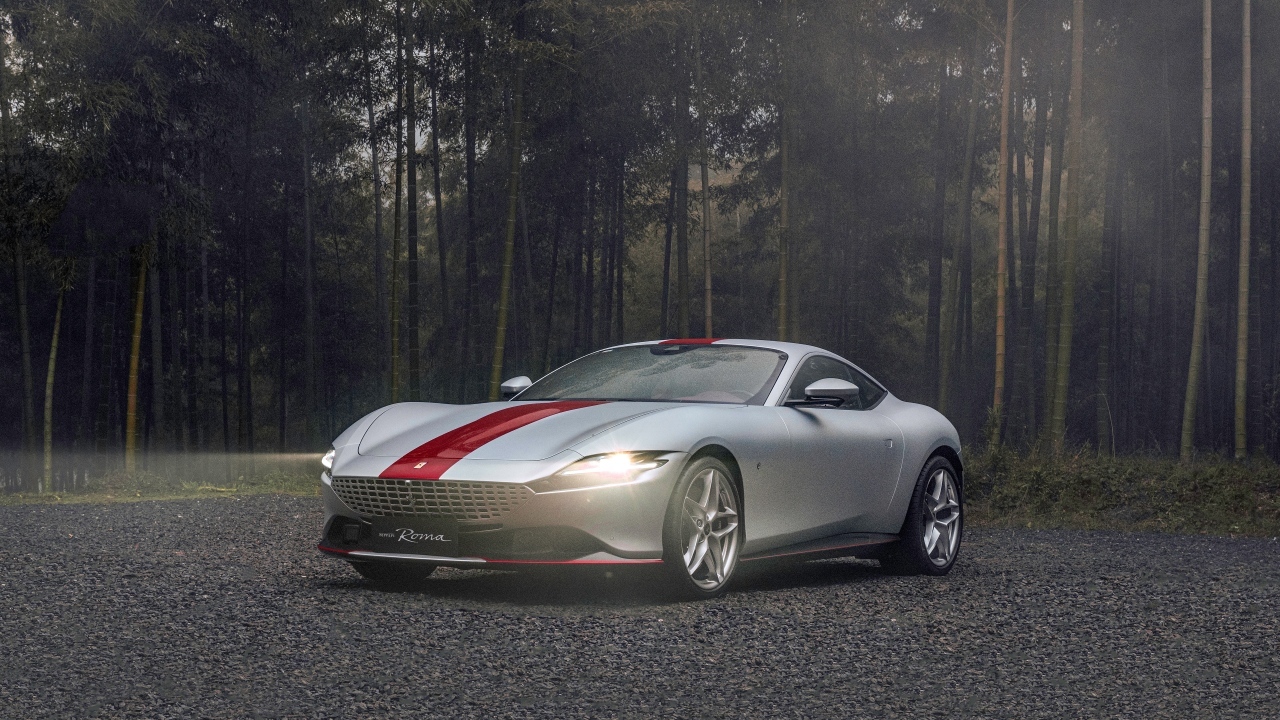 Автомобиль Ferrari Roma 30th Anniversary 2023  в лесу