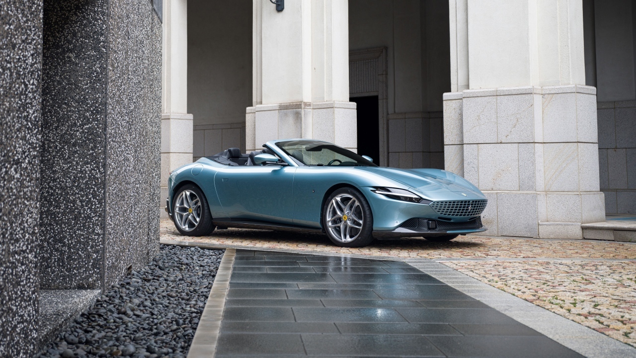 Автомобиль  Ferrari Roma Spider 2023  года у здания