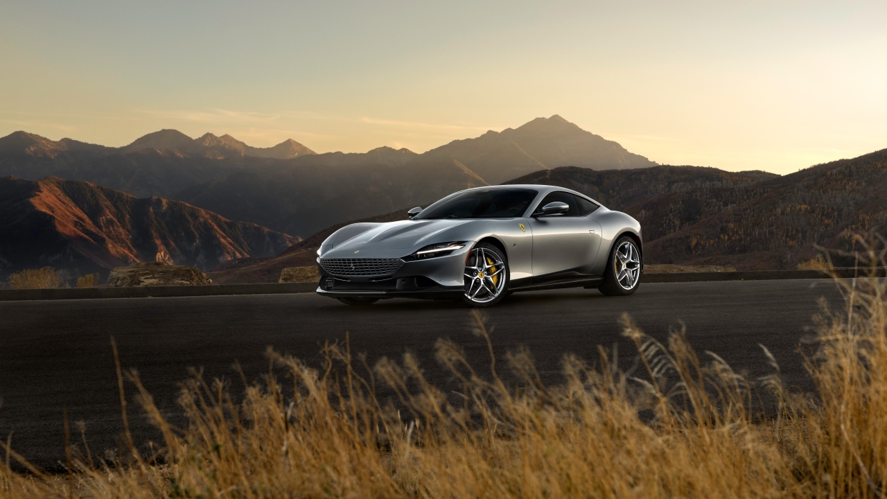 Автомобиль Ferrari Roma на фоне гор
