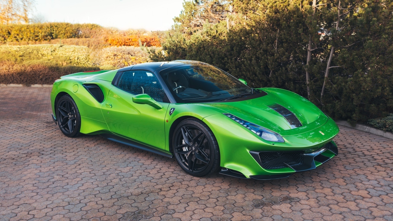Зеленый автомобиль Ferrari 488 Pista Spider