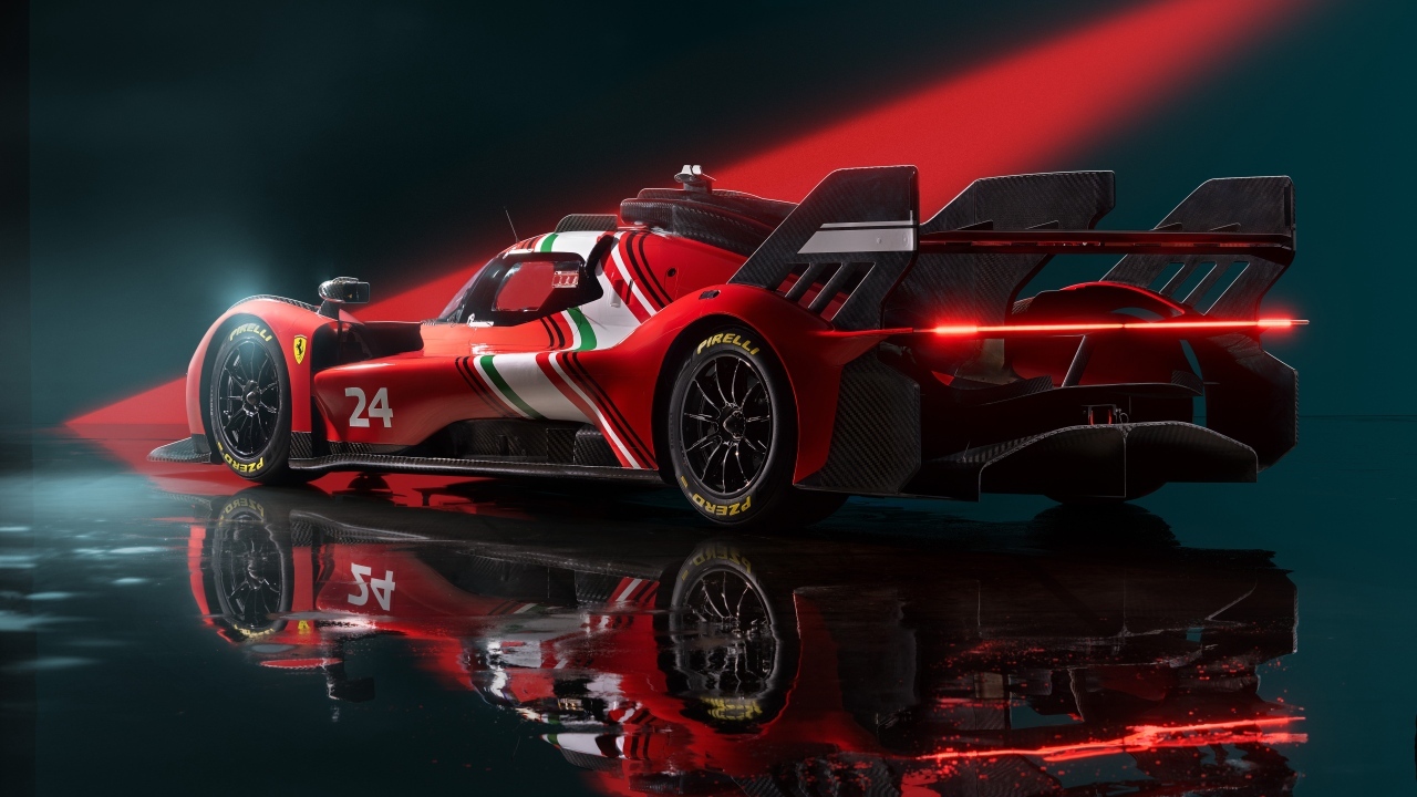 Вид сзади на спортивный автомобиль Ferrari 499P Modificata