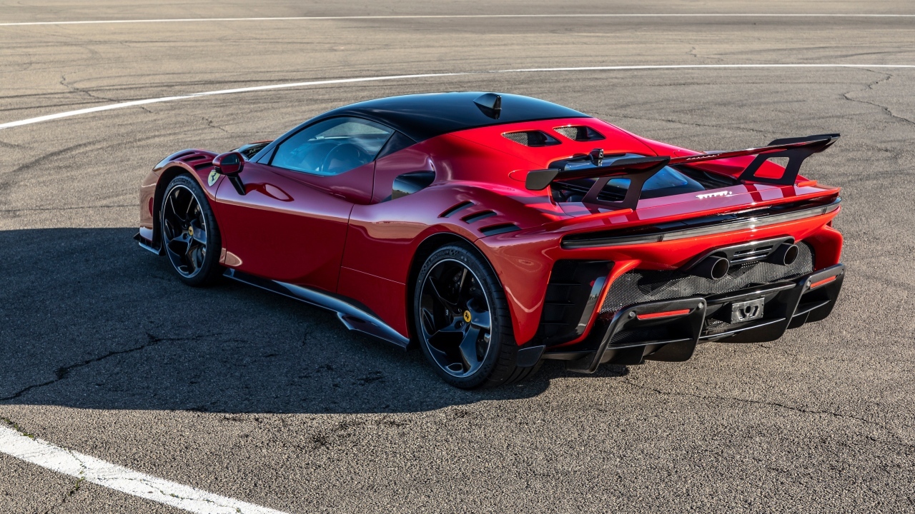 Вид сзади на автомобиль Ferrari SF90 XX Stradale 2023 года