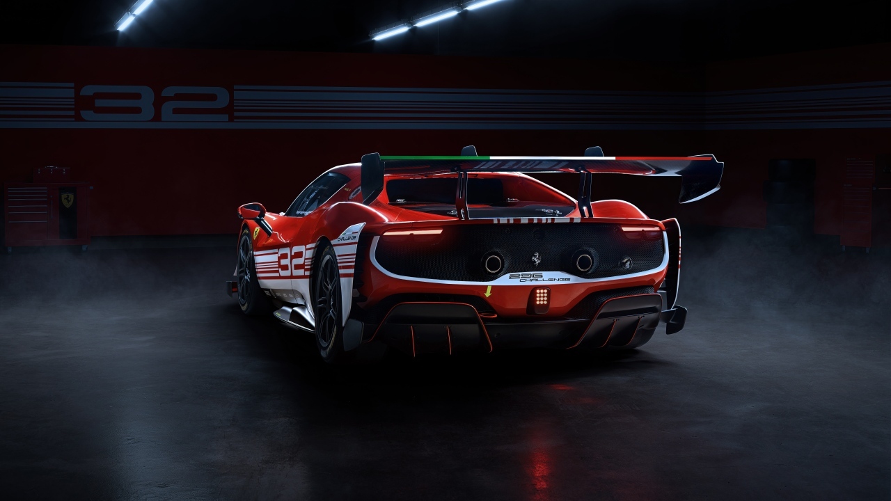 Вид сзади на спортивный автомобиль Ferrari 296 Challenge 2023