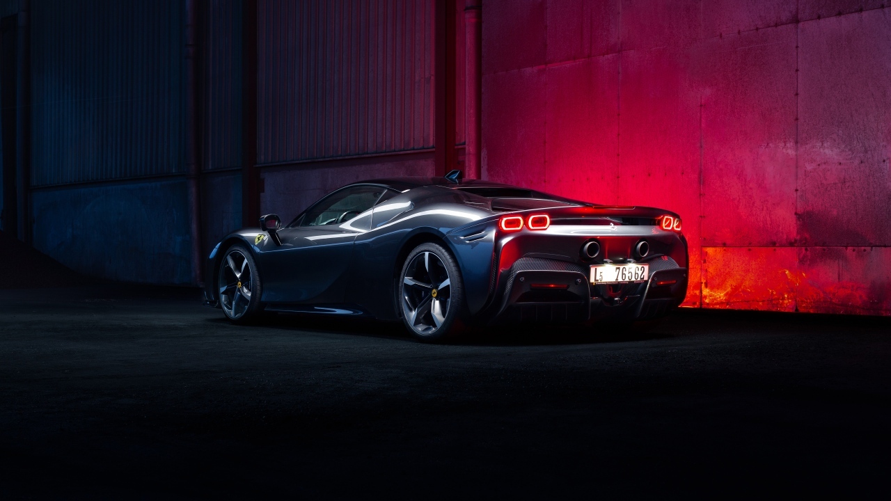 Вид сзади на автомобиль Ferrari SF90 Stradale