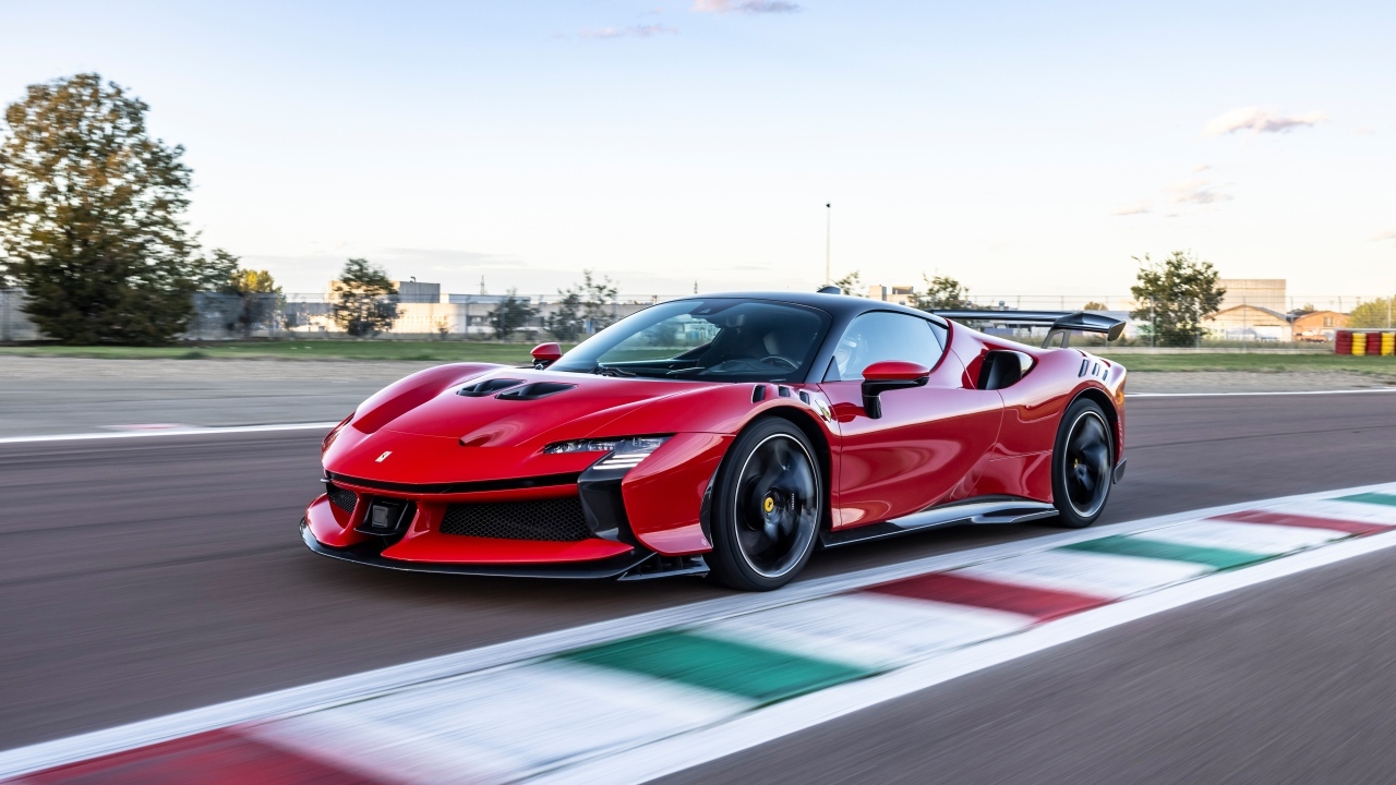 Красный автомобиль Ferrari SF90 XX Stradale на трассе