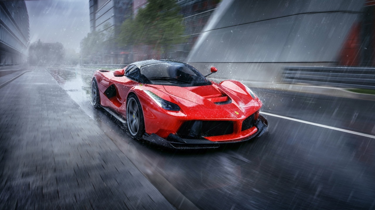 Красный LaFerrari под дождем