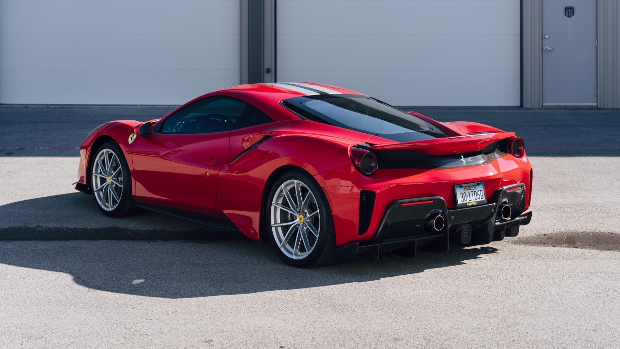 Красный автомобиль Ferrari 488 Pista вид сзади