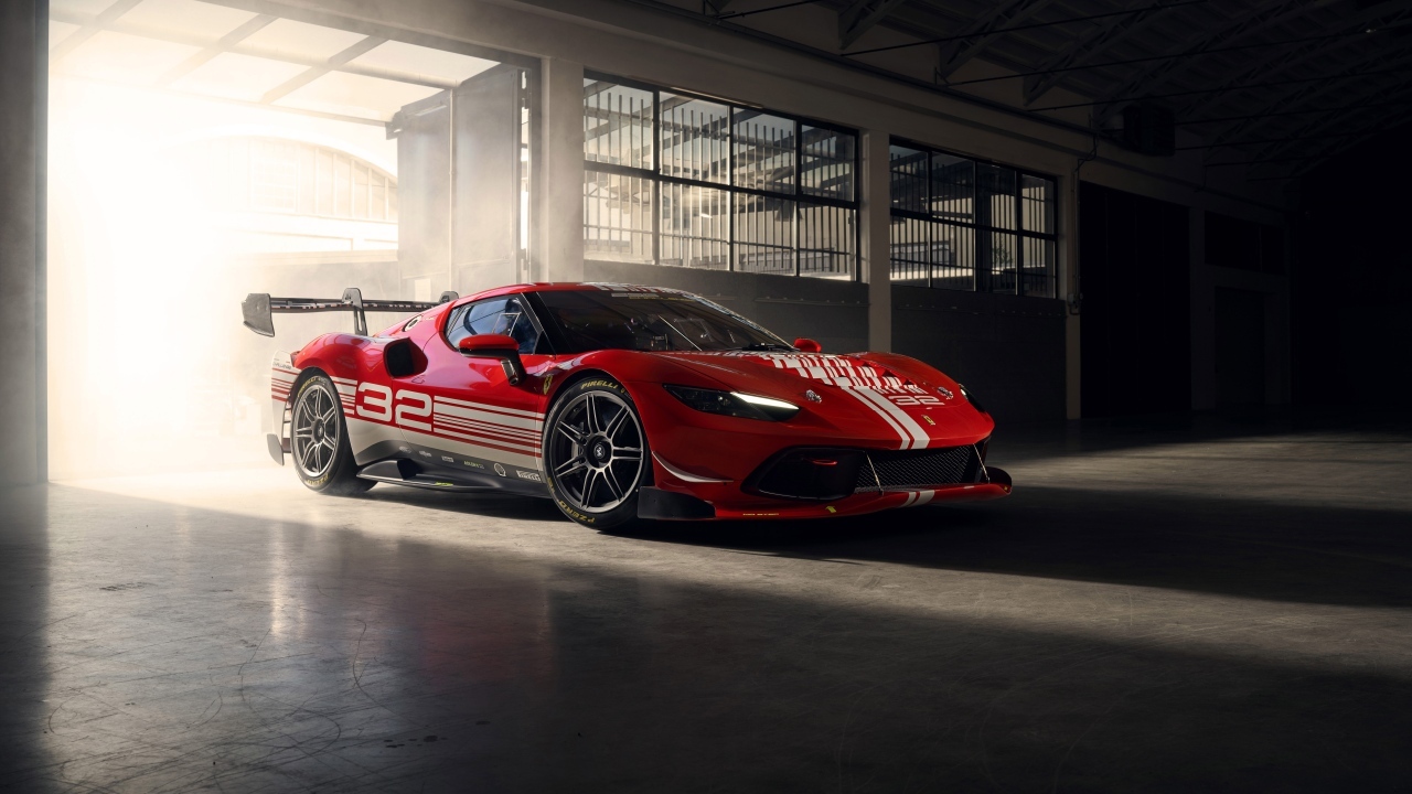 Красный быстрый автомобиль Ferrari 296 Challenge 2023