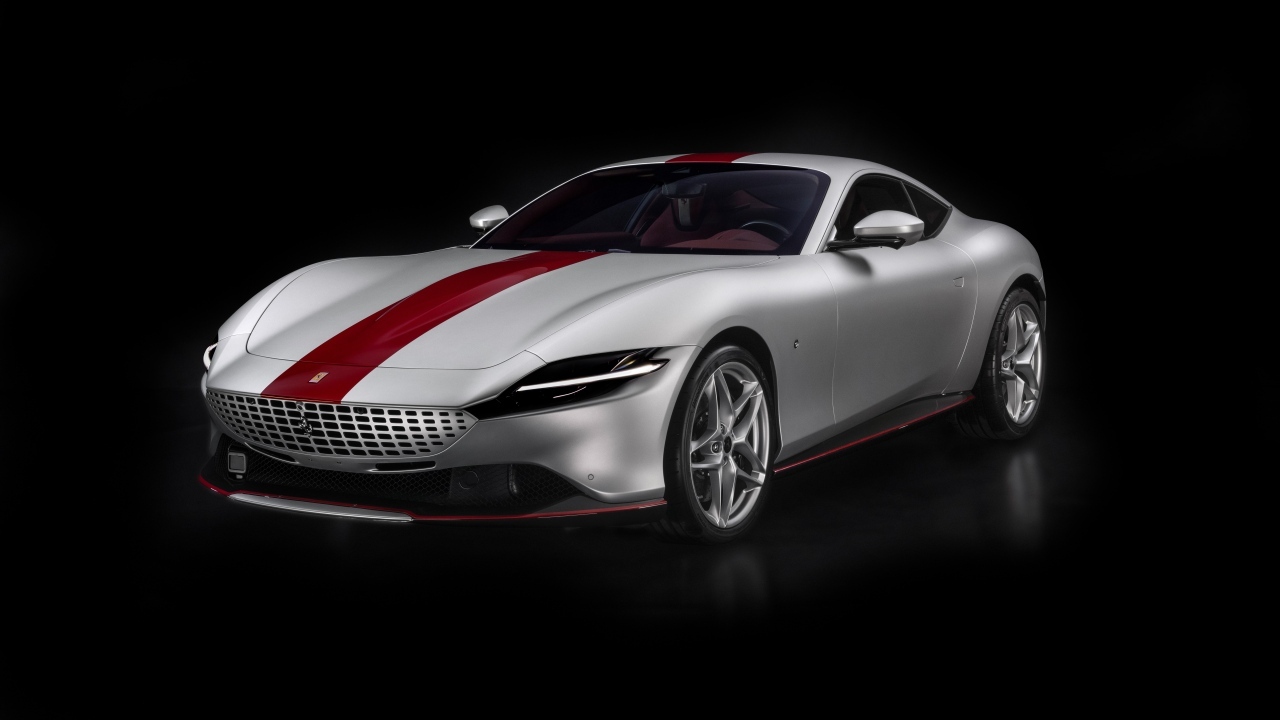 Серебристый Ferrari Roma 30th Anniversary 2023 года на черном фоне
