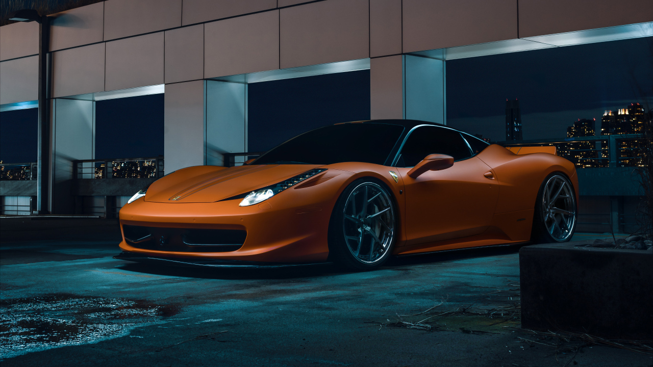 Спорткар Ferrari 458  на  парковке