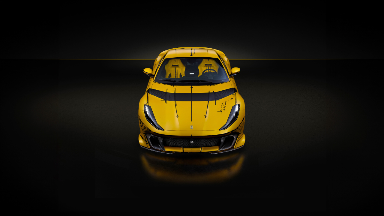 Желтый автомобиль Ferrari 812 вид спереди