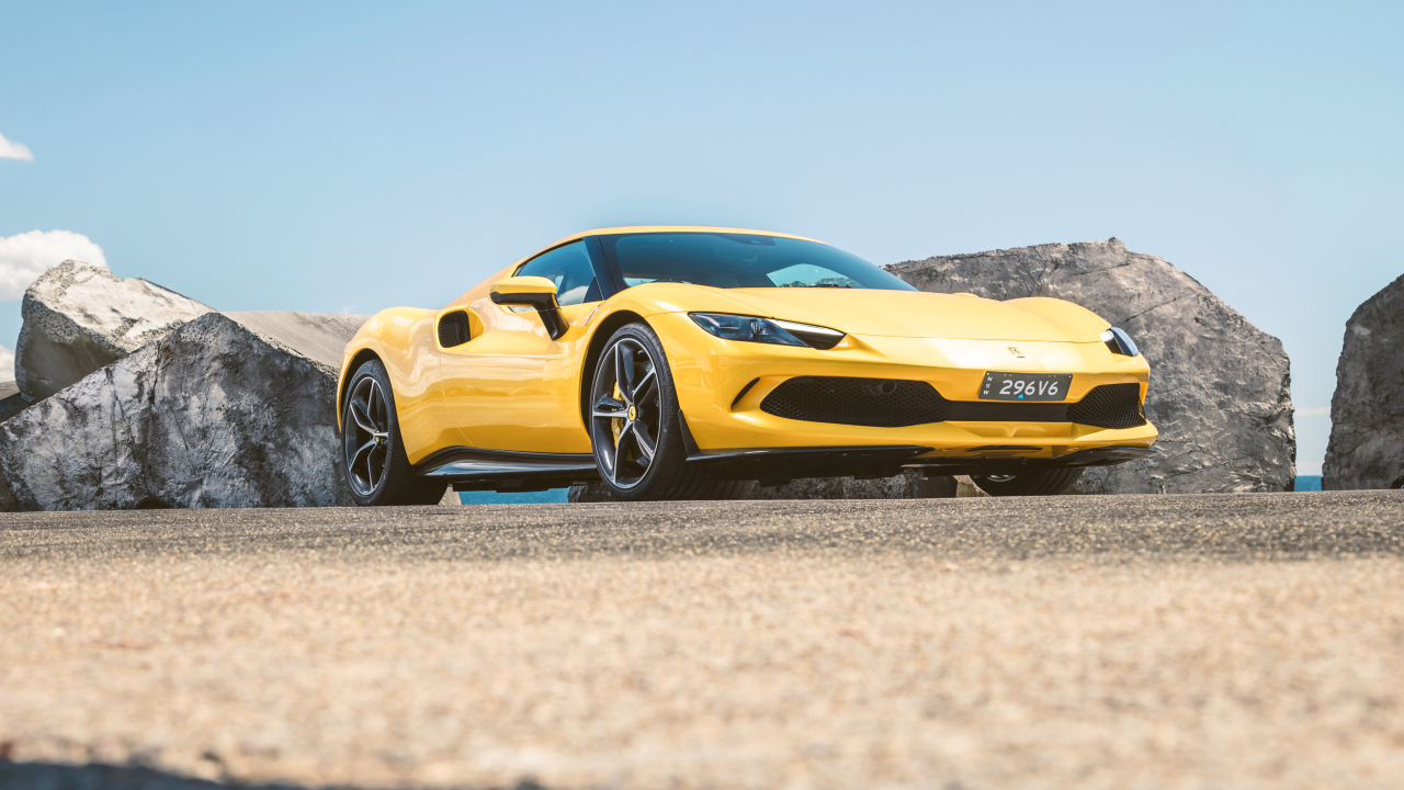 Желтый автомобиль Ferrari 296 GTB