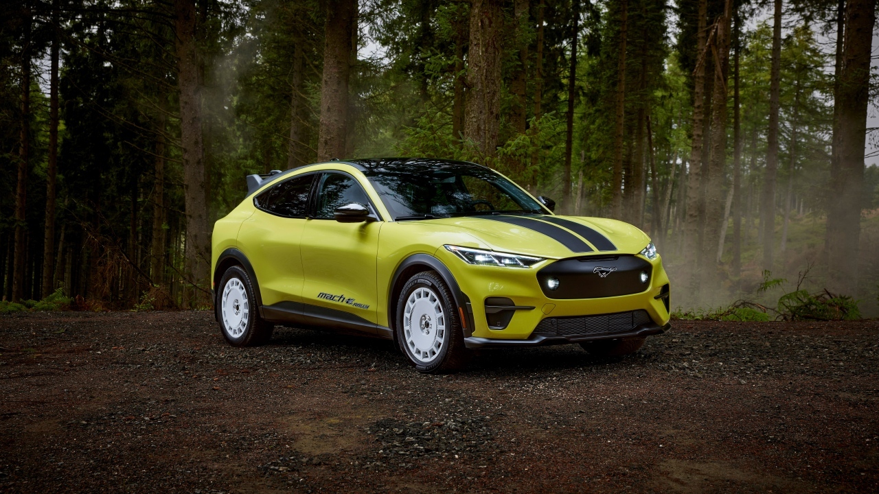 Автомобиль Ford Mustang Mach-E Rally 2024 года в лесу