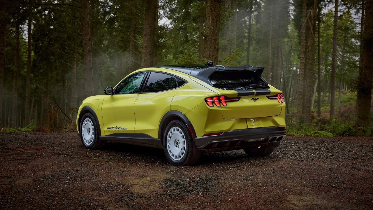 Автомобиль Ford Mustang Mach-E Rally 2024  года вид сзади