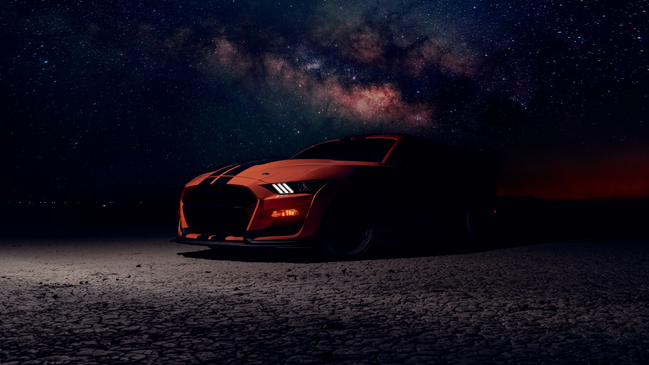 Красивый автомобиль Ford Shelby GT500 на фоне ночного неба