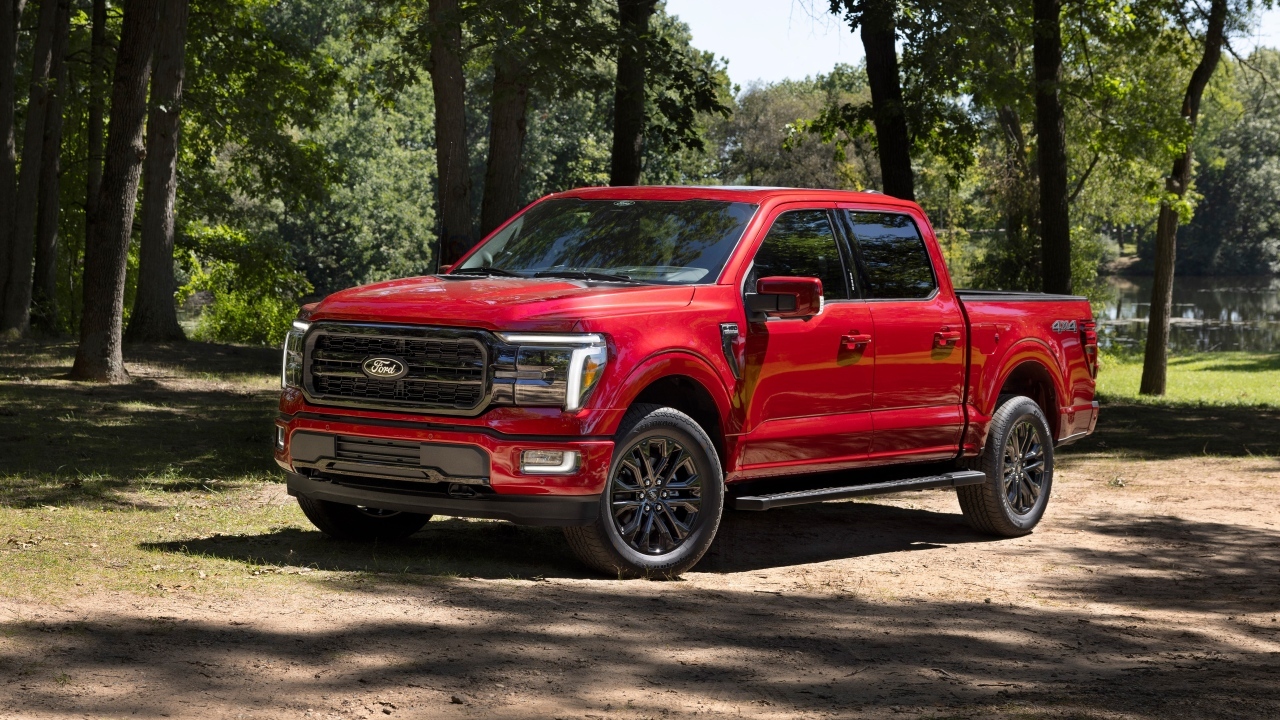 Большой красный Ford F-150 Lariat 2024 года в лесу