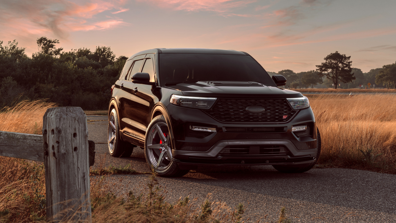 Черный внедорожник Ford Explorer ST