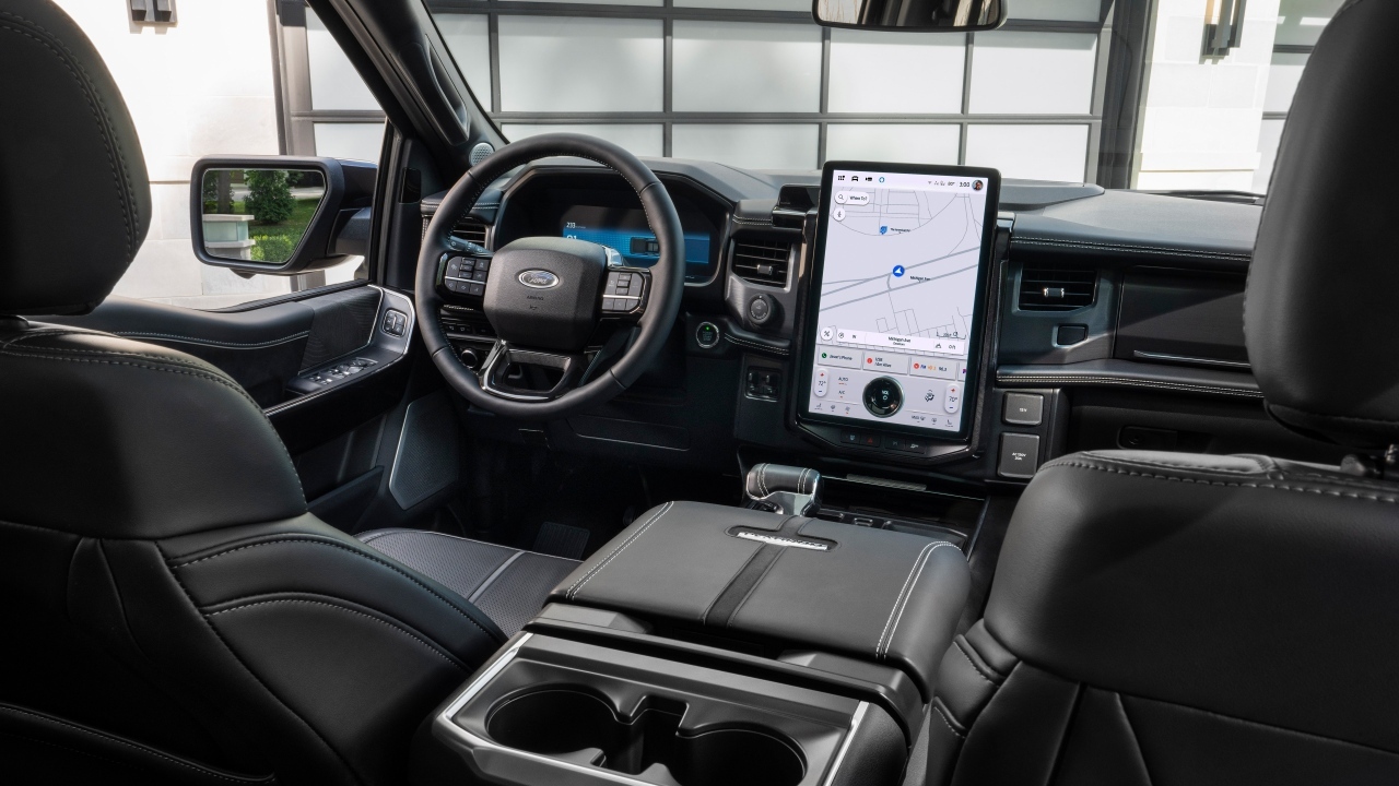 Черный кожаный салон автомобиля Ford F-150