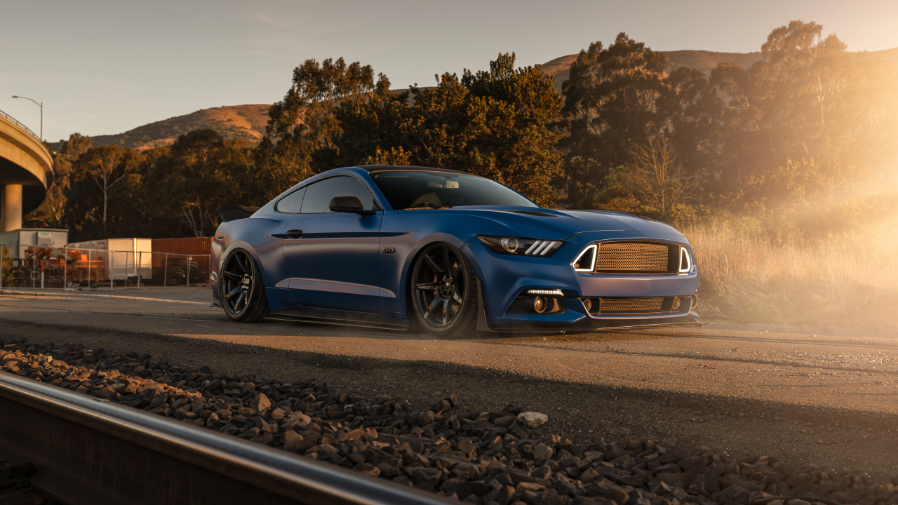 Синий быстрый автомобиль Ford Mustang GT