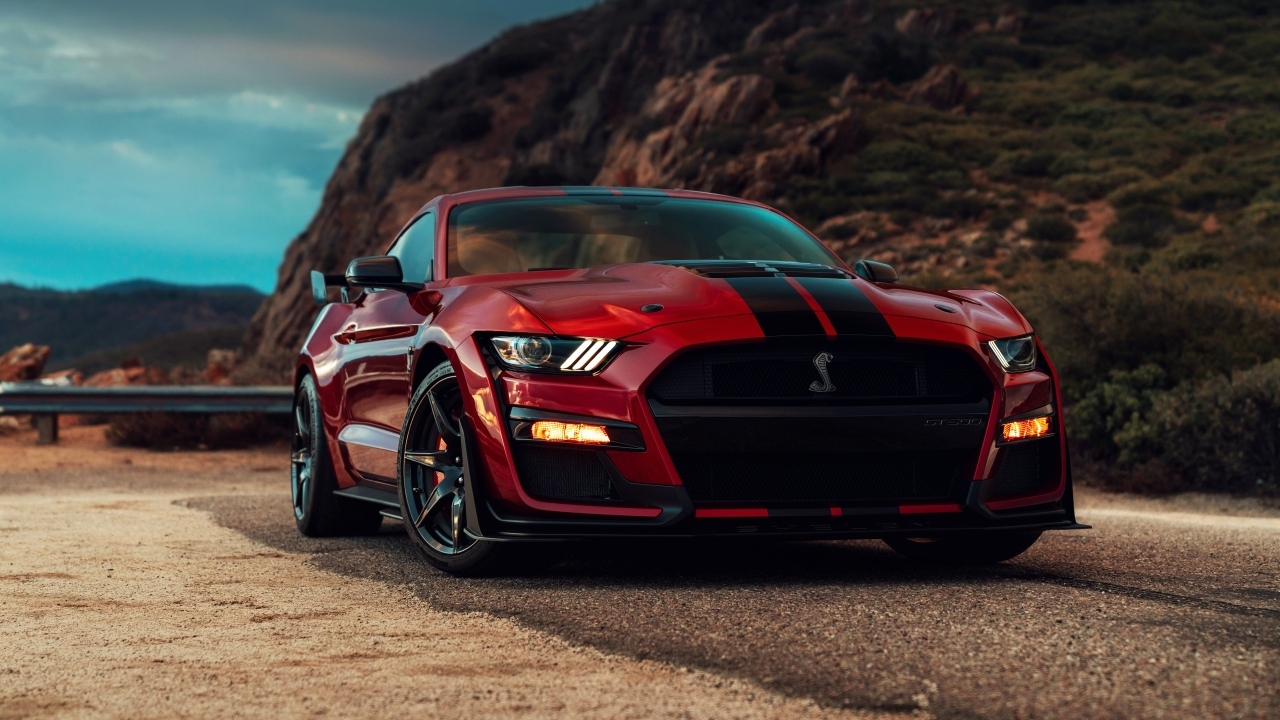 Красный Ford Mustang Shelby GT500 в горах