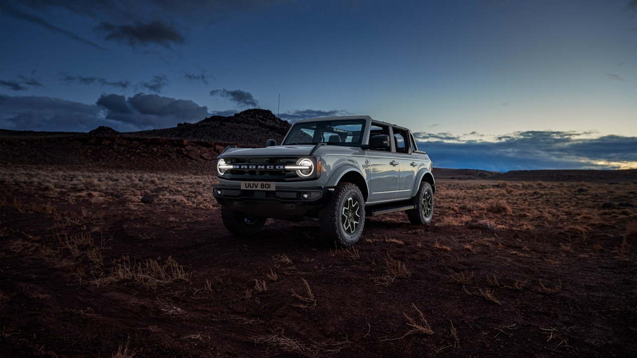 Внедорожник Ford Bronco  на песке