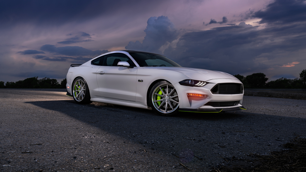 Белый автомобиль Ford Mustang GT на фоне неба