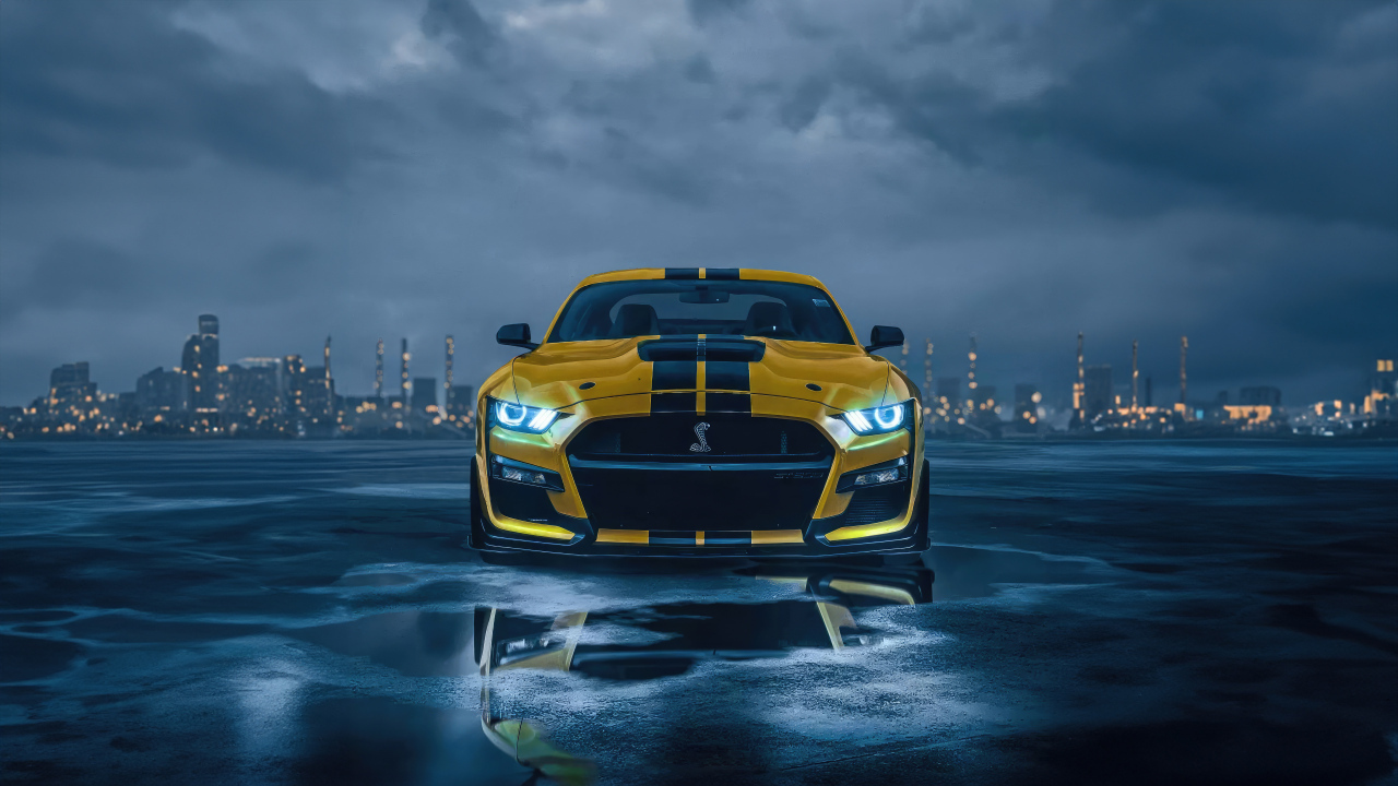 Желтый спортивный автомобиль Ford Mustang на фоне грозового неба