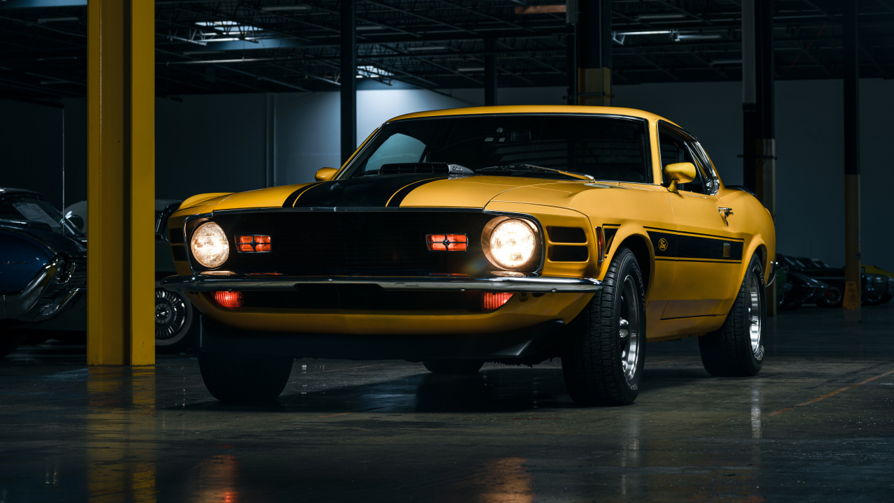Желтый дорогой автомобиль Ford Mustang Mach 1 на парковке