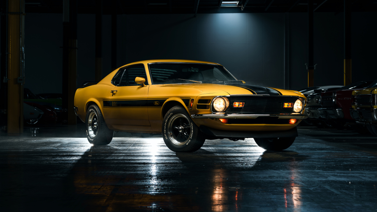 Желтый спортивный автомобиль Ford Mustang Mach 1