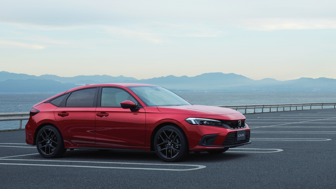 Красный автомобиль Honda Civic Hatchback 2022