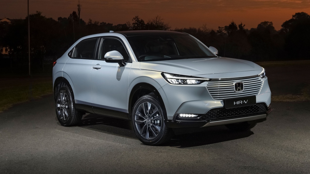 Серебристый Honda HR-V ночью