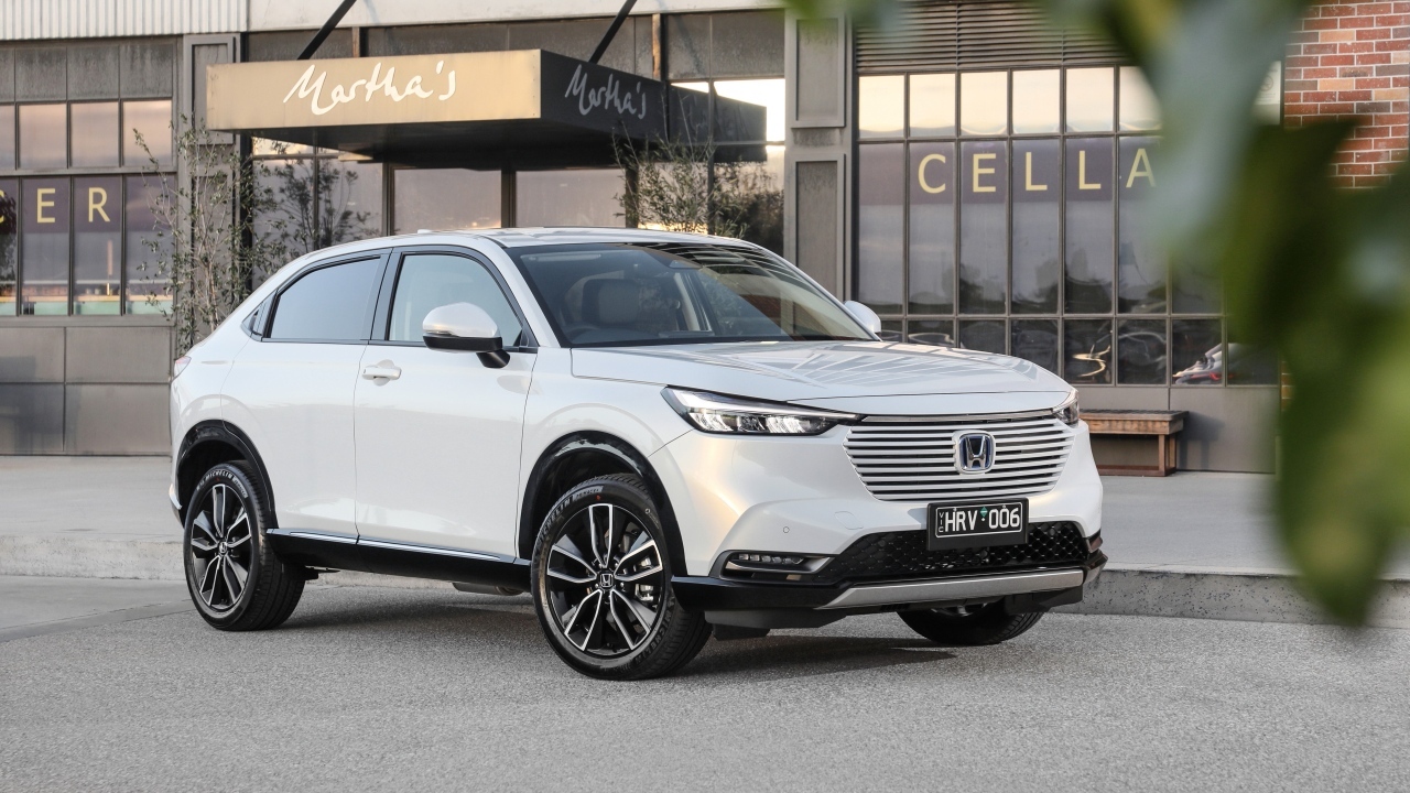 Белый автомобиль Honda HR-V EHEV L