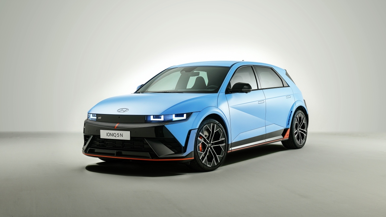 Голубой автомобиль Hyundai IONIQ 5 N