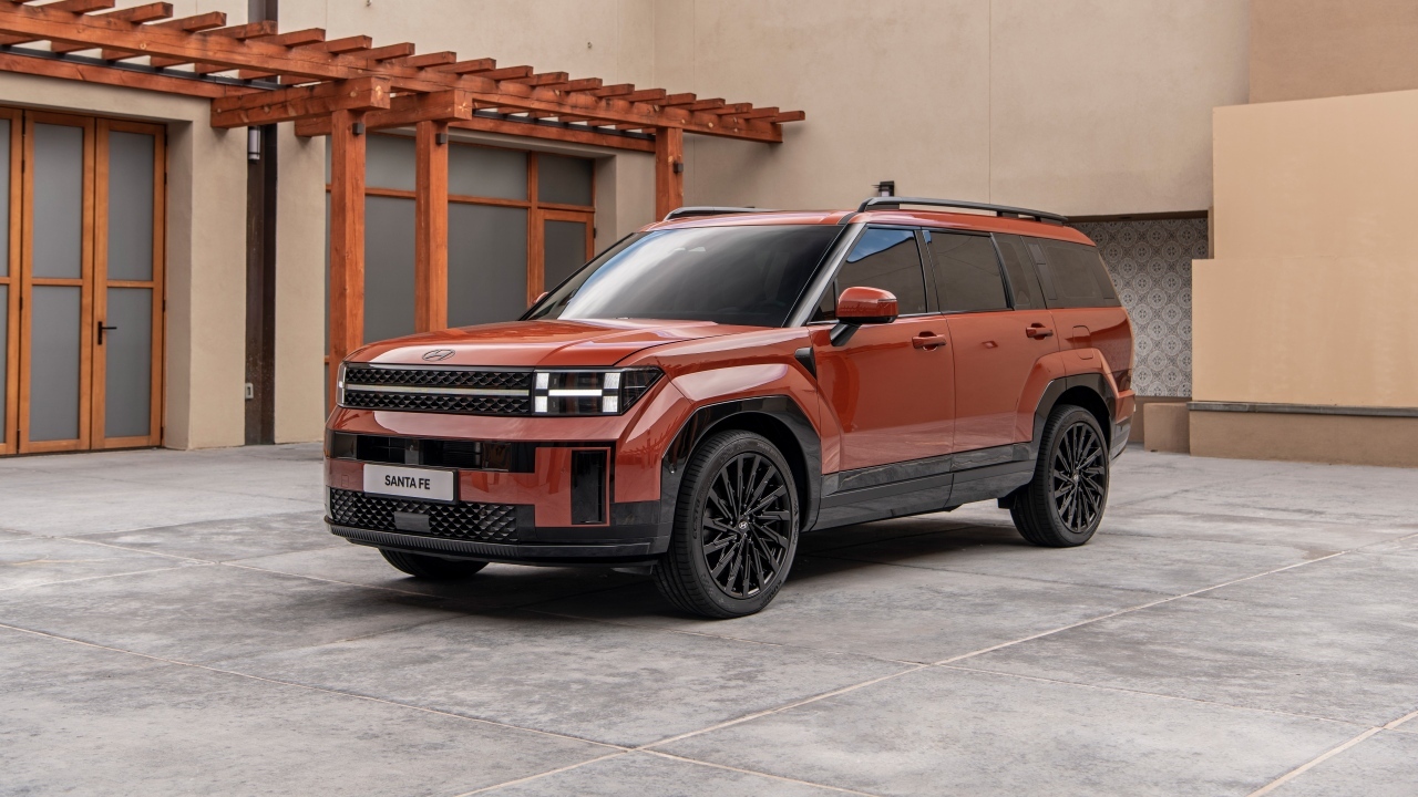 Красный внедорожник Hyundai Santa Fe 2.5T