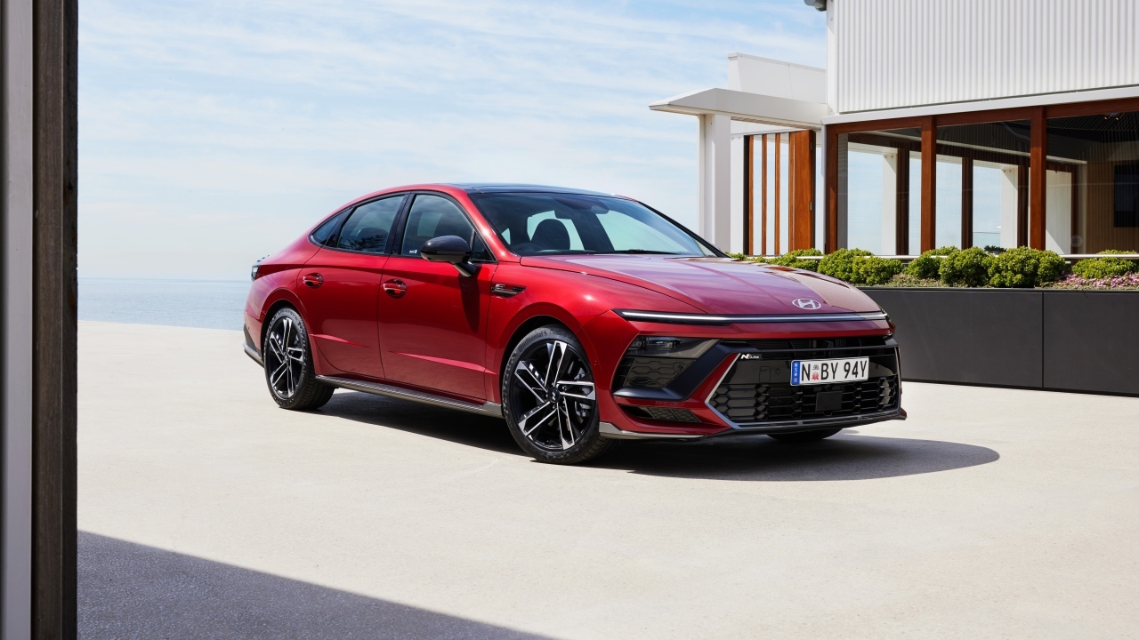 Красный автомобиль Hyundai Sonata N Line