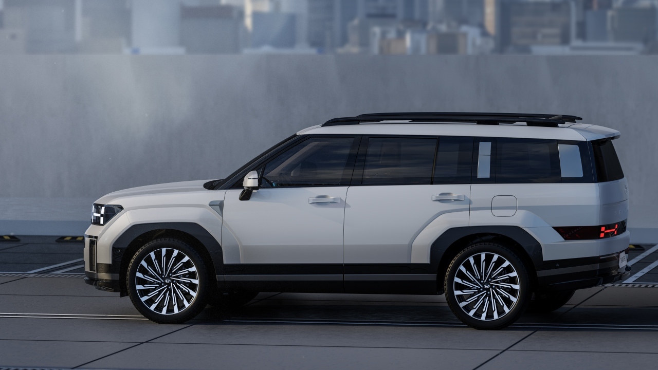 Вид сбоку на Hyundai Santa Fe 2024 года