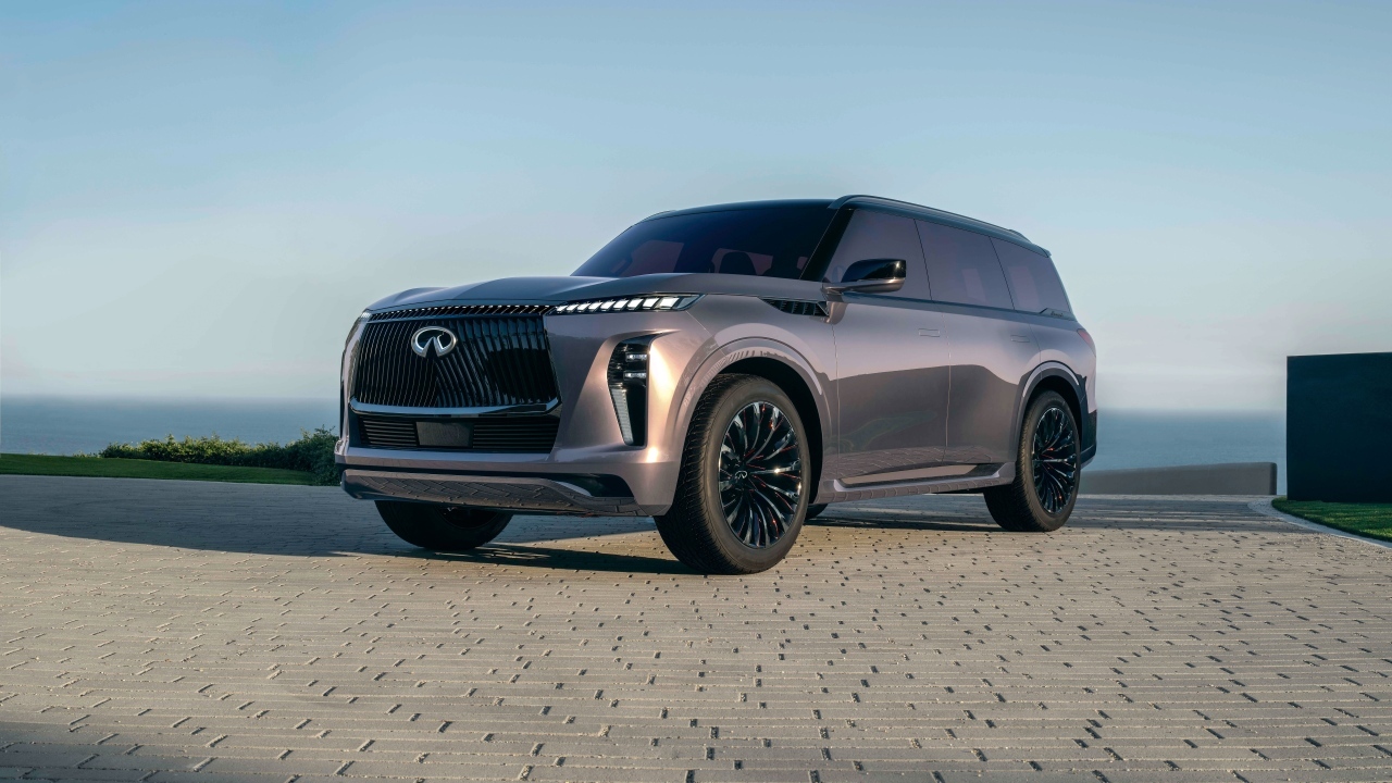 Большой серебристый внедорожник Infiniti QX Monograph