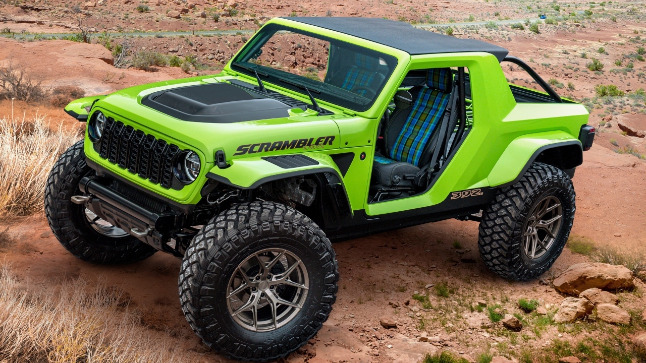 Зеленый автомобиль Jeep Scrambler 392 Concept 2023 года