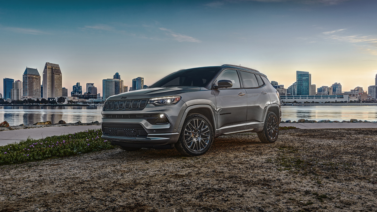 Красивый автомобиль Jeep Compass High Altitude, 2022 года на фоне города