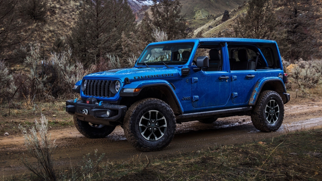 Синий Jeep Wrangler Unlimited Rubicon X 4xe, 2024 года