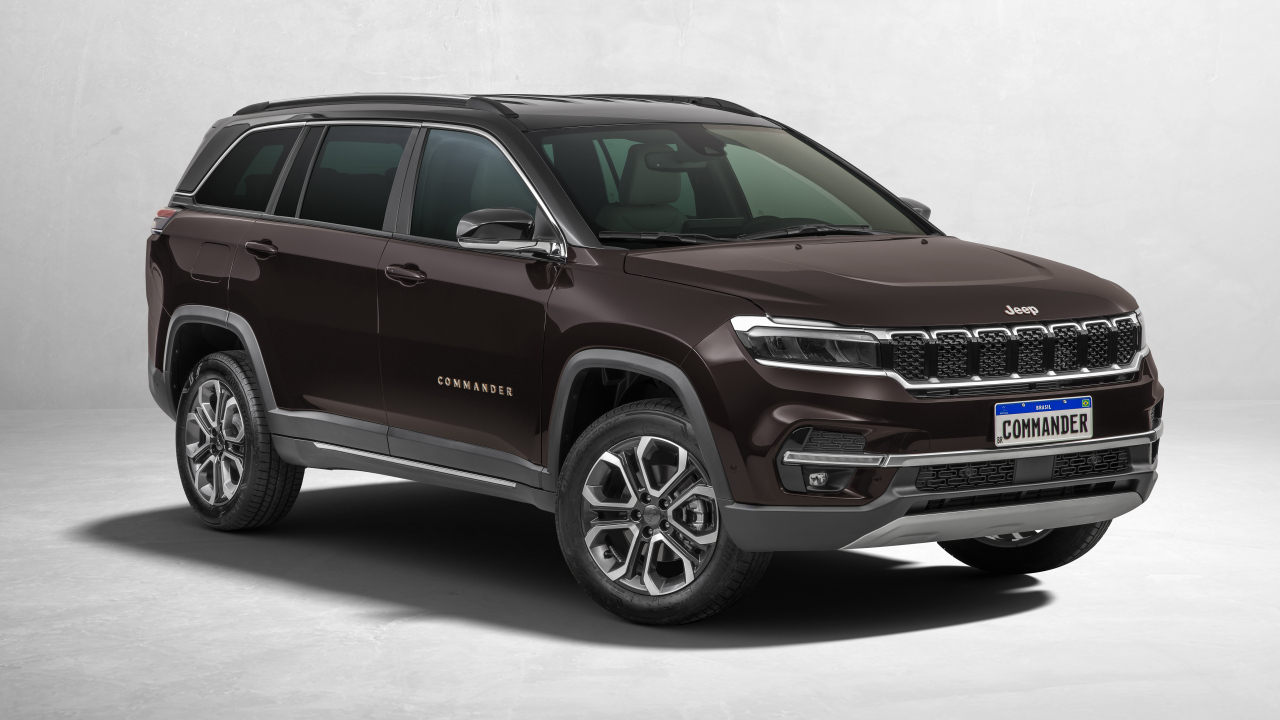 Коричневый Jeep Commander Limited TD380 4x4, 2023 года на сером фоне