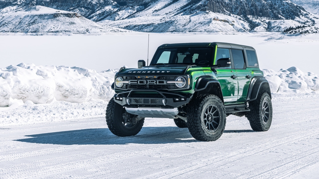 Зеленый джип Hennessey VelociRaptor 500 Bronco 2023 года на снегу