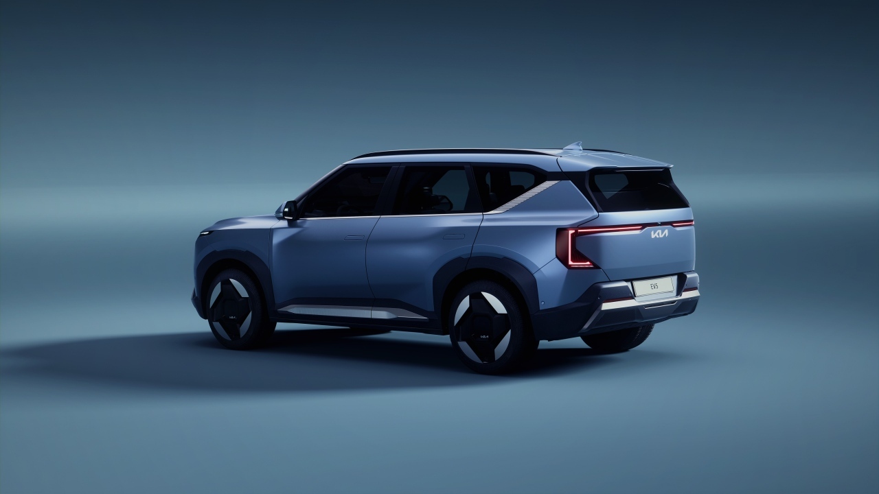 Автомобиль Kia EV5 2023 года вид сзади