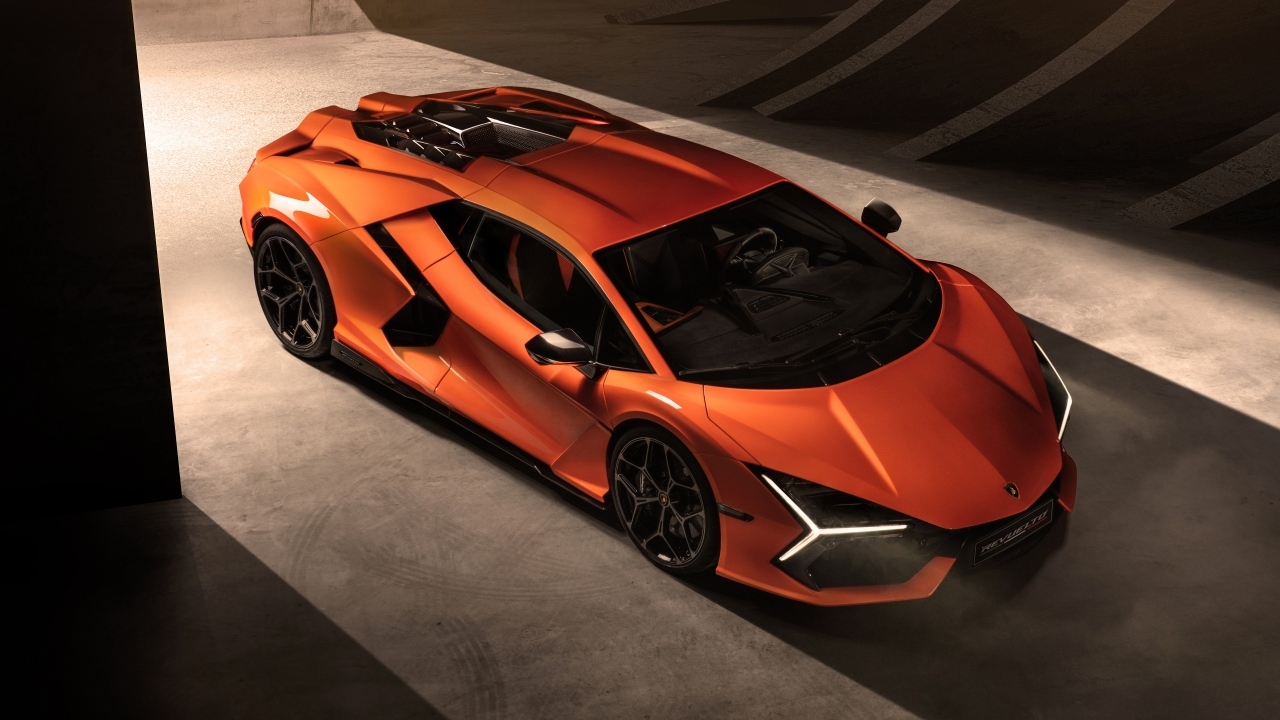 Оранжевый автомобиль Lamborghini Revuelto 2023 года