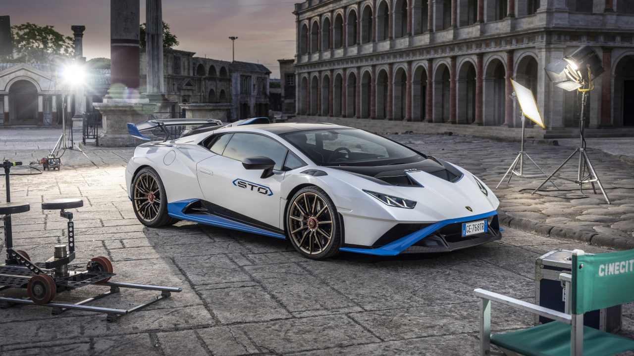 Яркий Lamborghini Huracán STO у старого здания