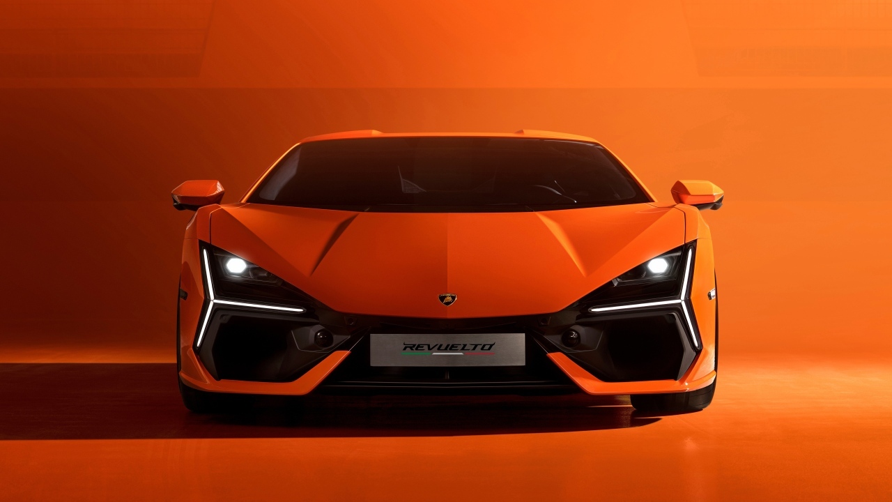 Автомобиль Lamborghini Revuelto 2023 на красном фоне